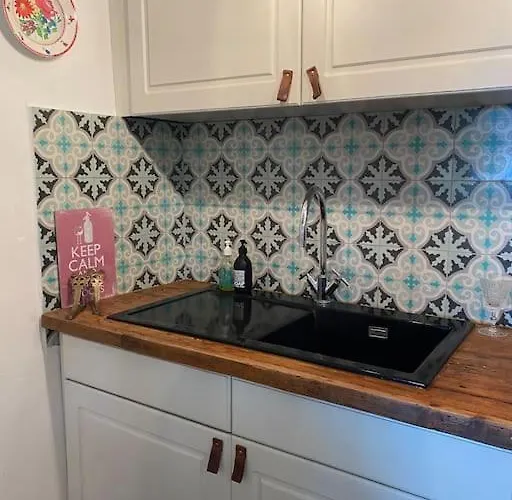 Nyuszifuelhaz Im Weinberg Mit Pool Mencshely